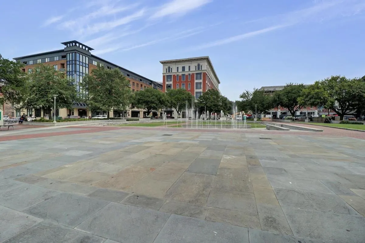 Downtown Loft- Steps Away From Plant Riverside! Savannah Apartment
